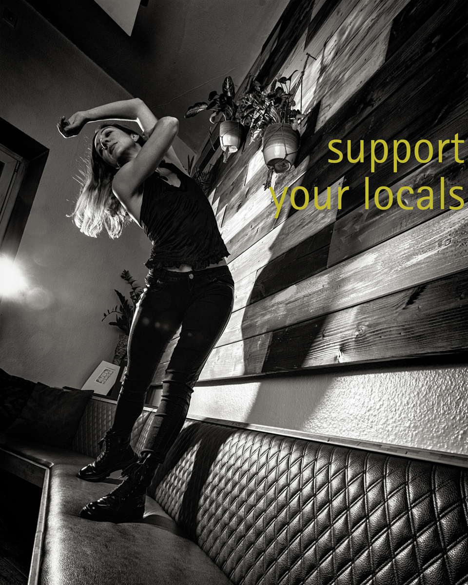 LINDENFOTO - "Support your locals" - Rowena Ansell tanzt in dem griechischen Restaurant PARGA